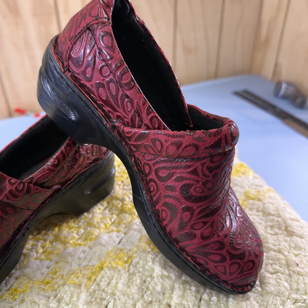 b.o.c. Born Concept Red Embossed Leather Paisley Clogs BC5630 Womens 8/39